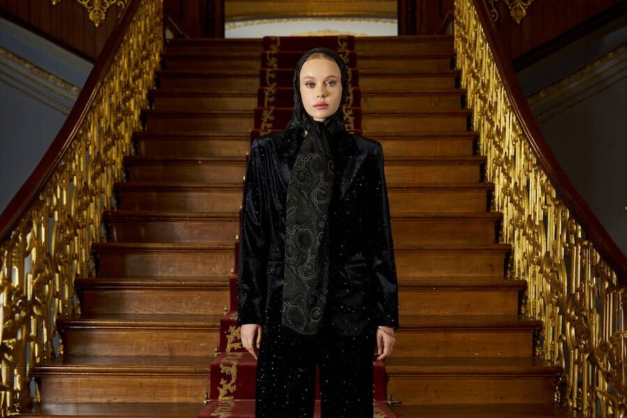 Yün İpek Şalların Farklı Bağlama Teknikleriyle Farklı Görünümler Elde Edin